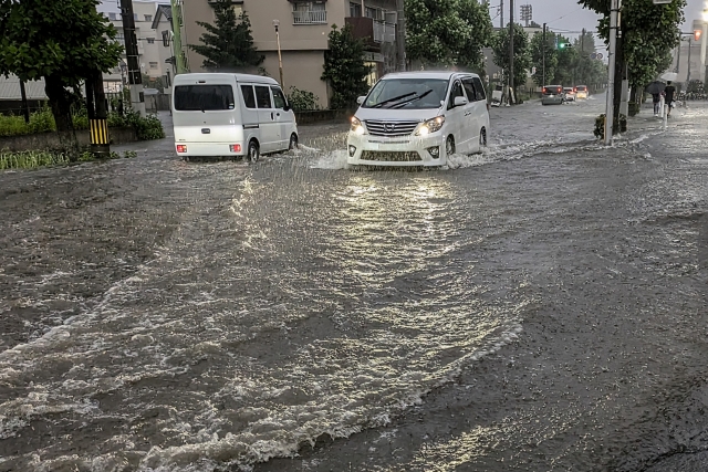 【プロが教える】ゲリラ豪雨で車が冠水…！「その時どうする？」正しい対処法