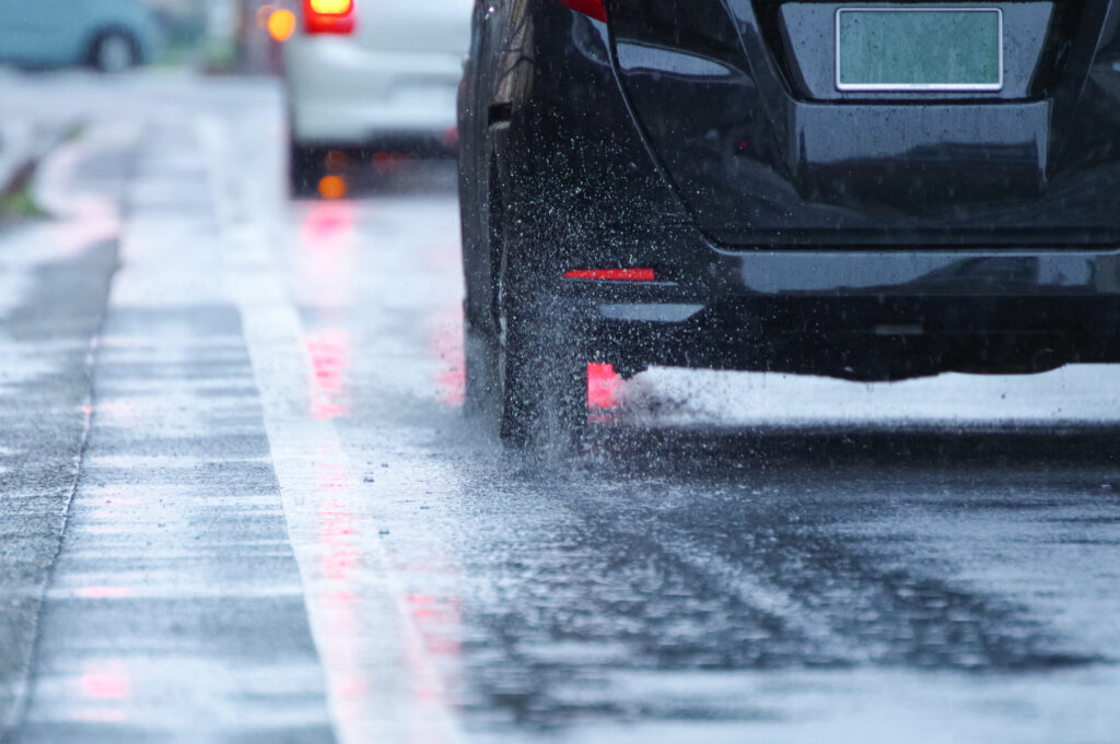 雨の季節を安全・快適に乗り切る：梅雨時の役員車・送迎バス運行のポイント